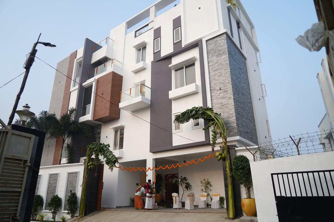 Modern exterior elevation design idea and inspiration photo (1/2)